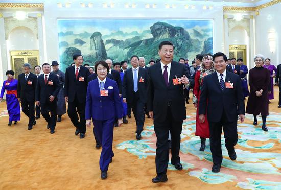 说明: 内蒙古团代表向习近平总书记敬献哈达，祝总书记吉祥如意