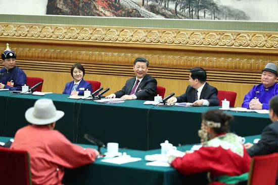 说明: 习近平：内蒙古产业发展不能只盯着羊、煤、土、气